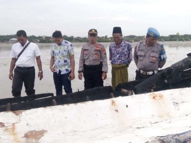 Anggota Polsek Pademawu Pamekasan saat Mengkroscek Perahu yang Terbakar