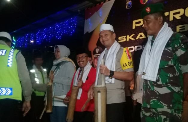 Foto: Kapolres Batu AKBP Budi Hermanto, SIK, MSi saat menabuh alat sahur