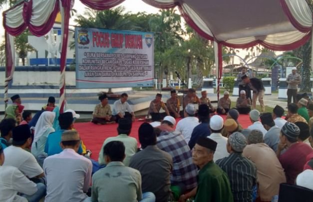 Foto: Kegiatan buka bersama Kapolres Sampang dengan abang becak