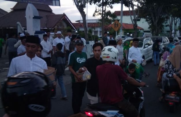 Foto: AKD Sampang saat berbagi seribu takjil gratis