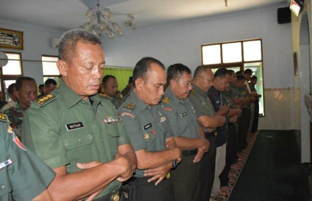Foto: Shalat Ghoib Bersama Korem 082/CPYJ 