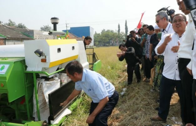 Foto mentri pertanian saat kunjungi daerah tani di sidoarjo
