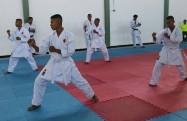Foto: Perwira Yonif Raider 500/Sikatan saat Diuji Kemampuan Karatenya