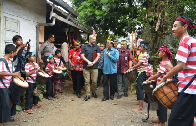 Foto: wakil Dubes Australia untuk Indonesia didamping Wakil Bupati Jember