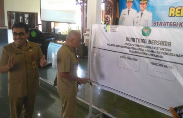 Foto: Penanda tanganan Komitmen Bersama Oleh Plt Kadinkes di Dampingi Sekda Pamekasan