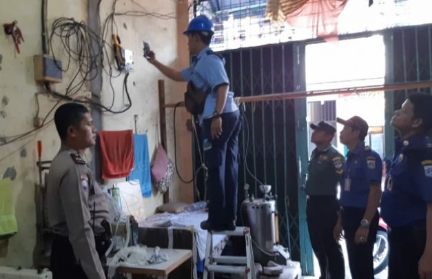 Foto: Bhabinkamtibmas Angke saat Dampingi Petugas PLN Cek Meter Listrik Warga