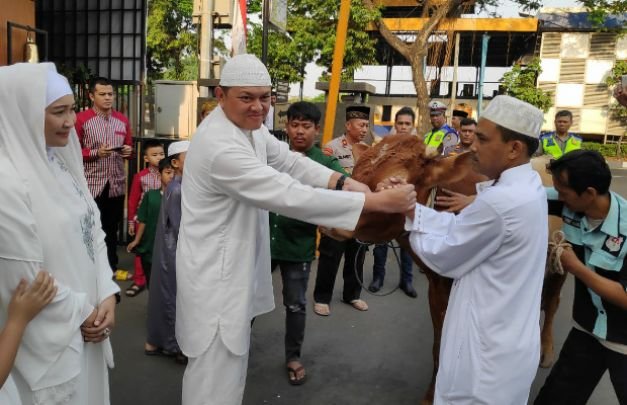 Foto: penyerahan hewan kurban secara simbolis