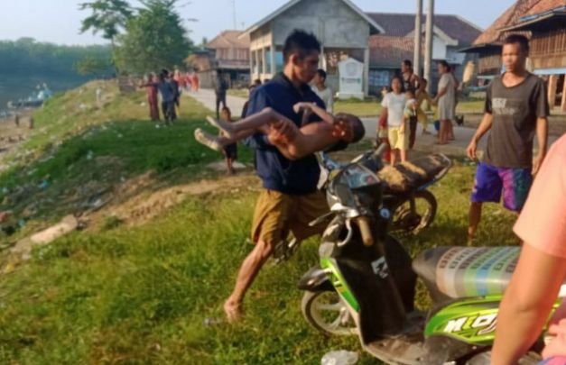 Foto: korban tenggelam saat baru ditemukan