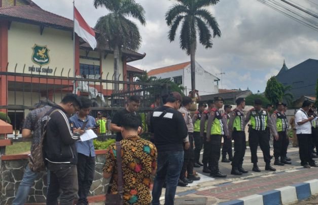 Foto: Demo CSR Migas didepan kantor DPRD Sumenep