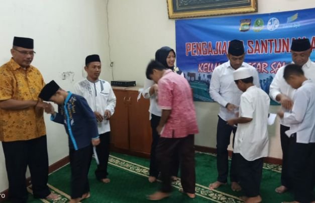 Foto : Pengajian dan pemberian santunan kepada Anak Yatim dan kaum Dhuafa