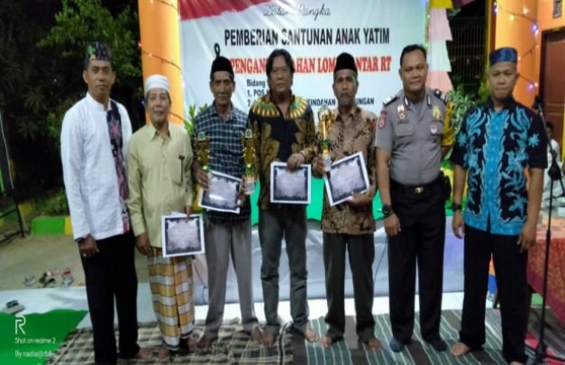 Foto: Lurah Patemon Memberikan Piagam Penghargaan Kepada Pemenang Lomba Poskamling Didampingi Babinsa dan Bhabinkamtibmas