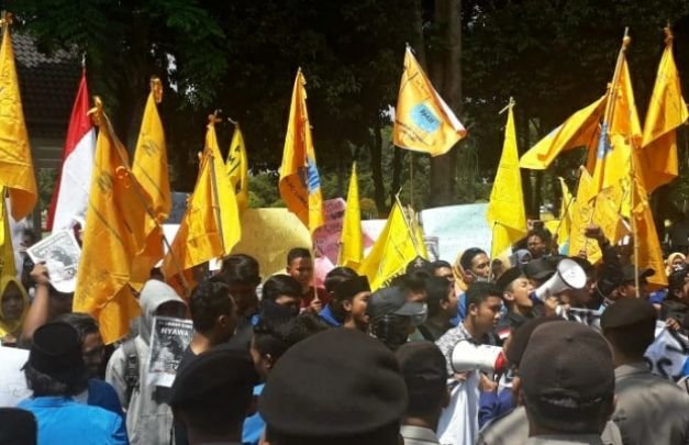 Foto: puluhan mahasiswa lumjang saat demo kantor bupati
