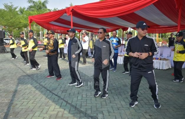 Foto : Bupati Bekasi, Eka Supria Atmaja, lakukan senam bersama