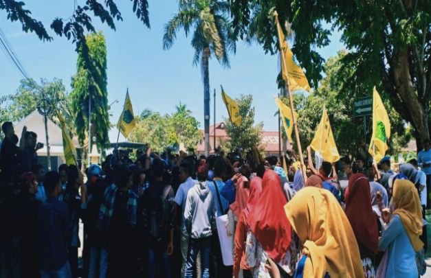 Foto: mahasiswa sumenep saat melakukan demontrasi d mapolres 