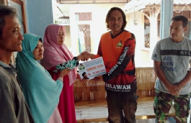 Foto: A'ak Abdullah Al-Kudus memberikan bantuan secara langsung