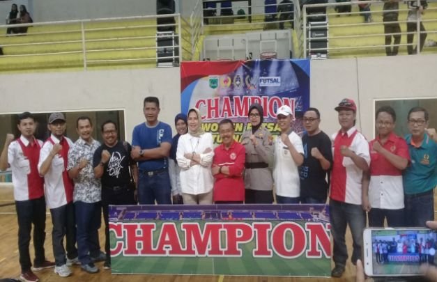 Foto: Walikota Batu bersama jajaran saat foto bersama para anggota PWRI pada acara penututupan "Women Futsal Tournament" DPC PWRI.