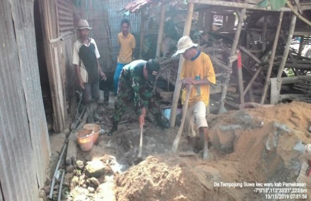 Foto: Serda Nurudin Babinsa Koramil 0826/10 Waru Saat Bersama Warga Setempat Membantu Perbaikan Rumah Samheri.