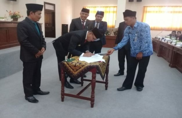 Foto : Bapati Sampang H. Slamet Junaidi, tanda tangan Dukomen Propemperda tahun 2020