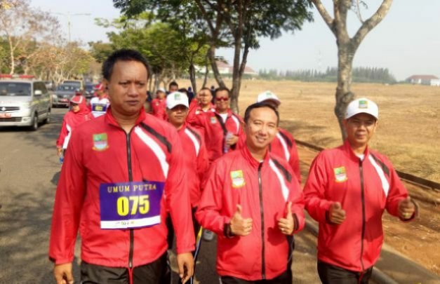 Foto : Hendrawan (tengah) saat ikuti Lomba Gerak Jalan HUT Kabupaten Bekasi Ke-69.