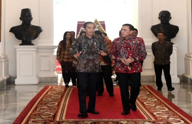 Foto: Presiden Joko Widodo bersama Ketua Umum Persatuan Sepak Bola Seluruh Indonesia (PSSI) Mochamad Iriawan alias Iwan Bule.