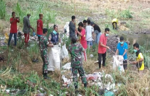 Foto: Bersama LSM LIRA, Koramil Kotaanyar Paiton saat bersih-bersih sungai