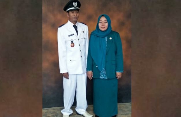 Foto: Sudiryo, Kepala Desa Campaka Bersama istri