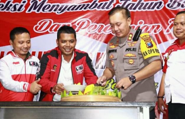 Foto : Kapolres Probolinggo Memotong Tumpeng,Tandai Peresmian Kantor LSM LIRA Probolinggo