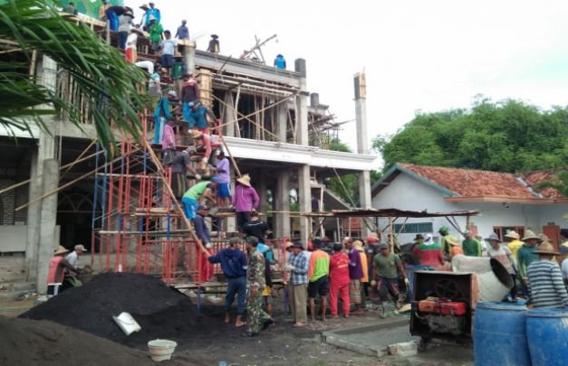 Foto: Serka Ach. Gufron Bersama Warga Saat Proses Pengecoran  Masjid Nurul Huda Di Desa Padelegen