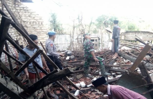 Foto: Anggota Polsek dan Koramil Pademawu Saat Cek di Lokasi