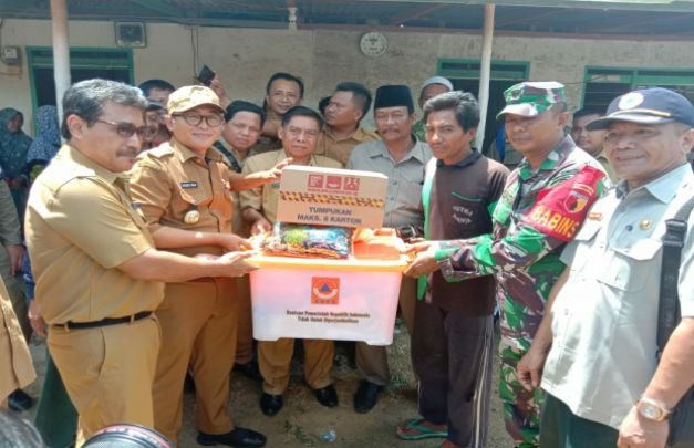 Foto: Bupati Pamekasan Didampingi Sekda dan Kepala BPBD Pamekasan di Rumah Salah Satu Korban