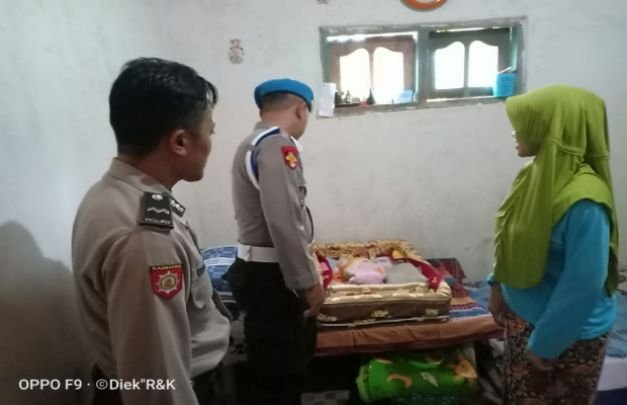 Foto: Dua Anggota Polsek Pademawu Saat Kunjungi dan Berikan Bantuan Pada Aisha Shifa Ali Nurrohman