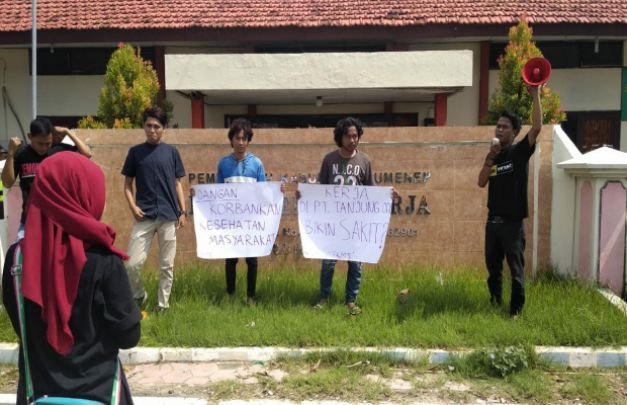 Foto: sejumlah mahasiswa sumenep saat melakukan aksi demo