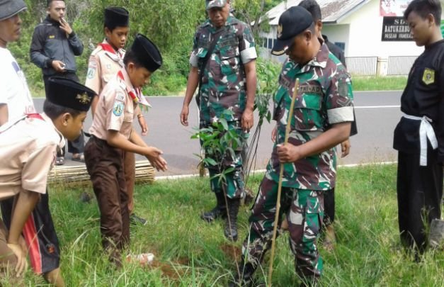 Foto: Kapten Inf. Joelian Bersama Siswa, Perguruan Pencak Silat Dan Masyarakat Saat Tanam Pohon
