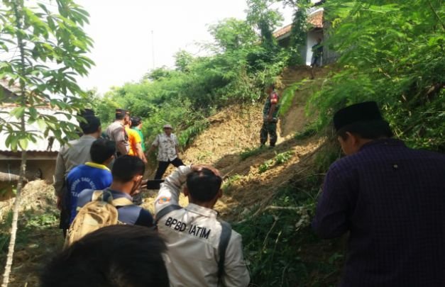 Foto: Lokasi Longsor Di Desa Bujur Tengah Kec. Batu Mamar Yang di Tinjau TNI - Polri dan BPBD Pamekasan