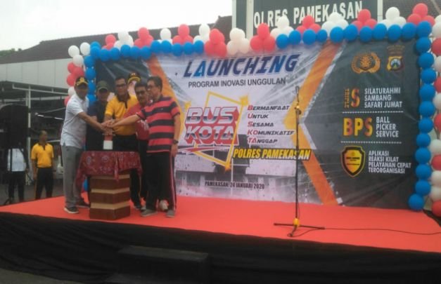 Foto: penekanan tombol pertanda Launching Program 'BUS KOTA' resmi dibuka