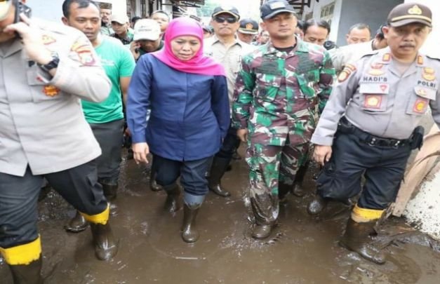 Foto: Gubernur Jawa Timur Khofifah Indar Parawansa saat di lokasi banjir bandang di Bondowoso
