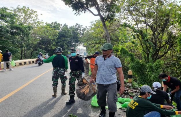 Foto: Kapten Cba Benny P dan Amin Jabir Kepala DLH Pamekasan Saat Angkut Sampah