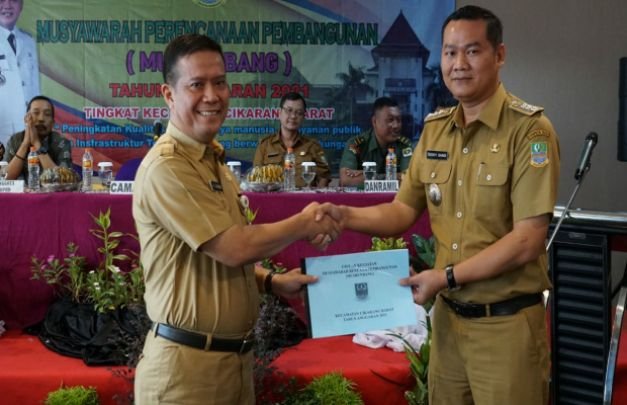 Foto : Camat Cikarang Barat bersama Asda Kabupaten Bekasi