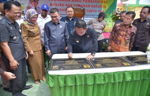 Foto : Penanda-tanganan prasasti oleh Bupati Bekasi