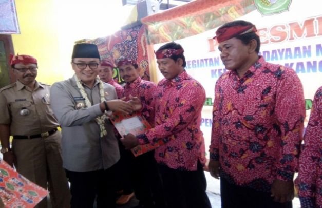 Foto: Bupati Pamekasan Menyerahkan SK RT Kelurahan Kangenan
