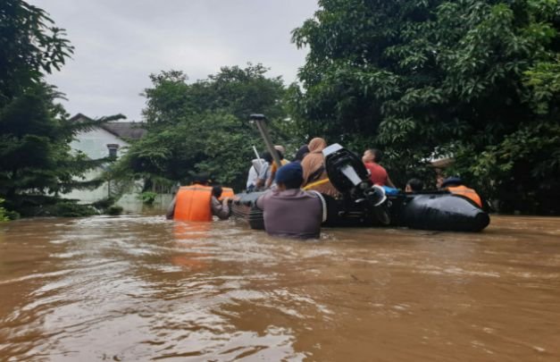 Foto : Pengevakuasian warga oleh tim SAR