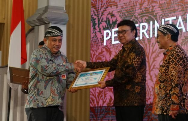 Foto : Penerimaan penghargaan oleh Disarpus Kabupaten Bekasi