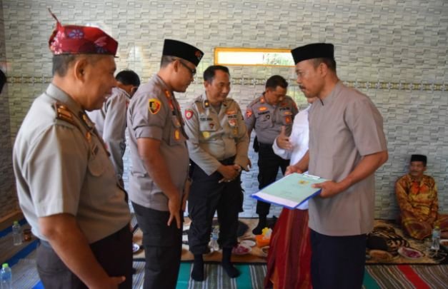 Foto: Kapolres meresmikan & menyerahkan sertifikat tanah yang dibangun Musholla