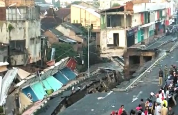 Foto: kondisi jalan ambruk saat hujan deras di jember