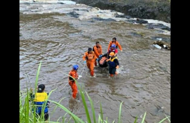 Foto: Tim gabungan sedang mengevakuasi korban dari bawah sungai