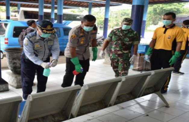 Foto: Kapolres Pamekasan Saat Menyemprotkan Disinfektan di Terminal