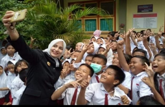 Foto: Bupati Faida dan Forkopimda saat foto bareng siswa