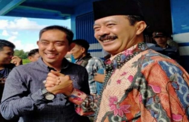 Foto: Fattah Jasin dan Hairul Anwar sedang bersalaman