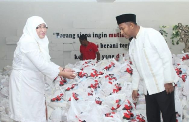 Foto: Achmad Fauzi dan Dewi Khalufah saat mendistribusikan paket sembaki