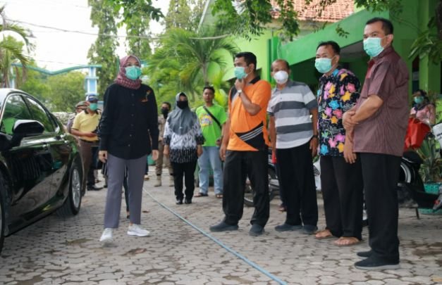 Foto : Bupati Tantri Meninjau Langsung Rumah Isolasi Di SMPN 2 Kraksaan